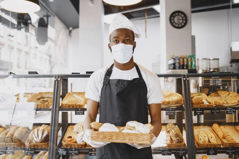 Khay bánh mới ra lò tại Đồng Tiến Bakery - 602 Hoà Sơn
